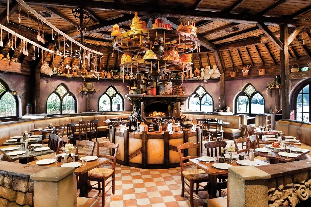 Zdjęcie przedstawiające wnętrze restauracji.